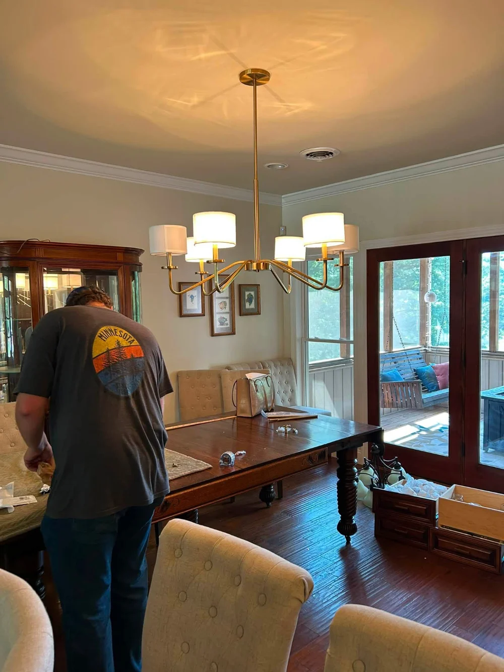 Ceiling light fixtures above a dining table